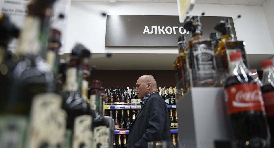 Мособлдума приняла в первом чтении закон о времени продажи алкоголя в общепитах во дворах