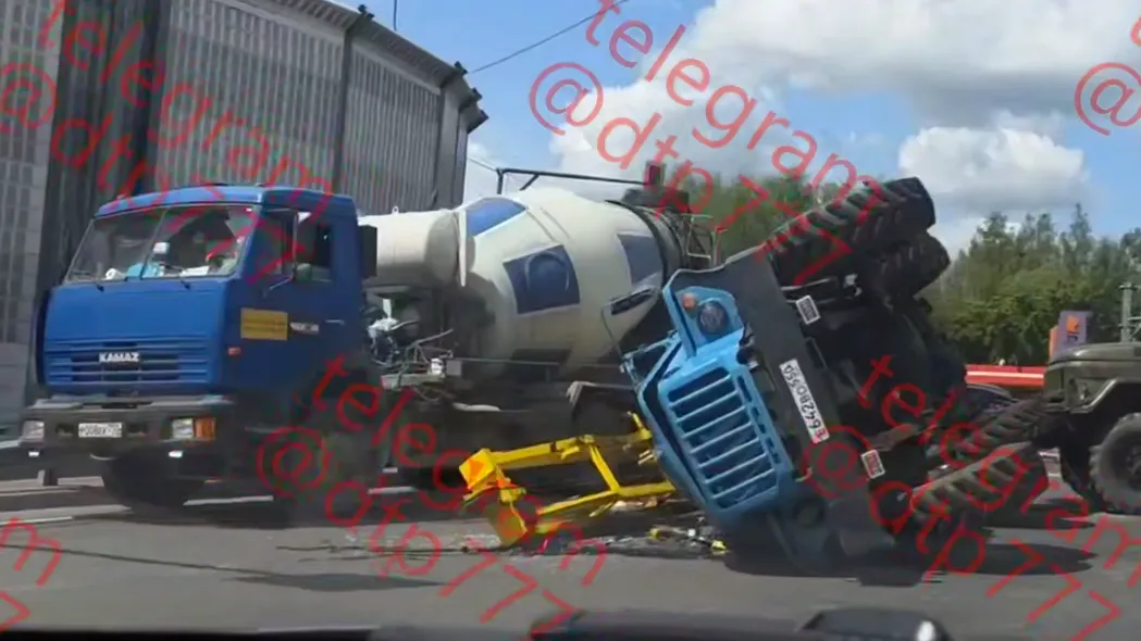 Буксировавший грузовик на жесткой сцепке автокран перевернулся в Подмосковье
