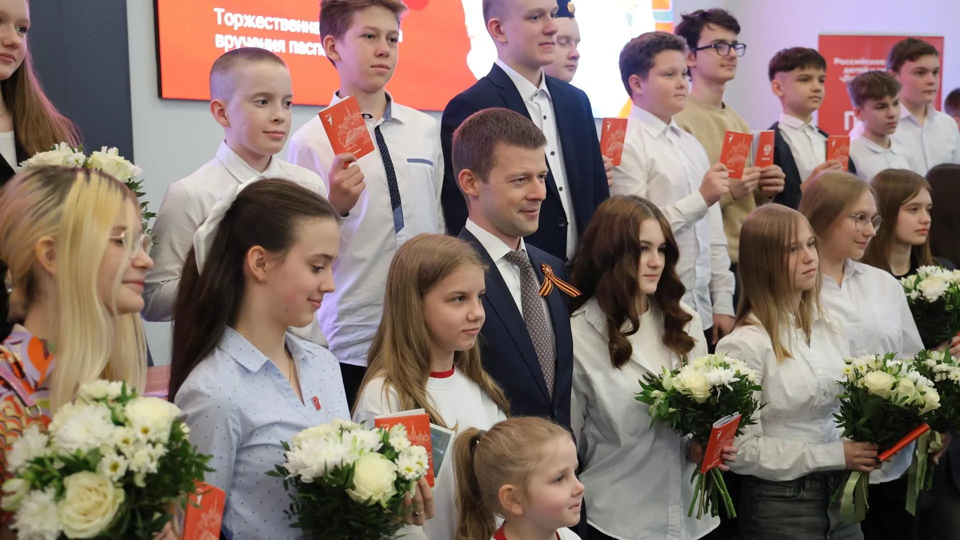 Глава Балашихи вручил 31 школьнику паспорта РФ в преддверии 80-летия Победы