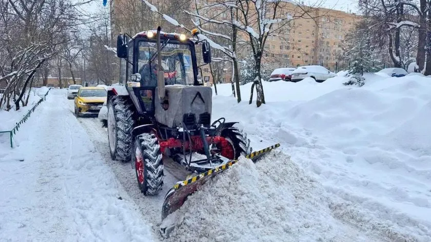 В Красногорске борются с последствиями снежного циклона