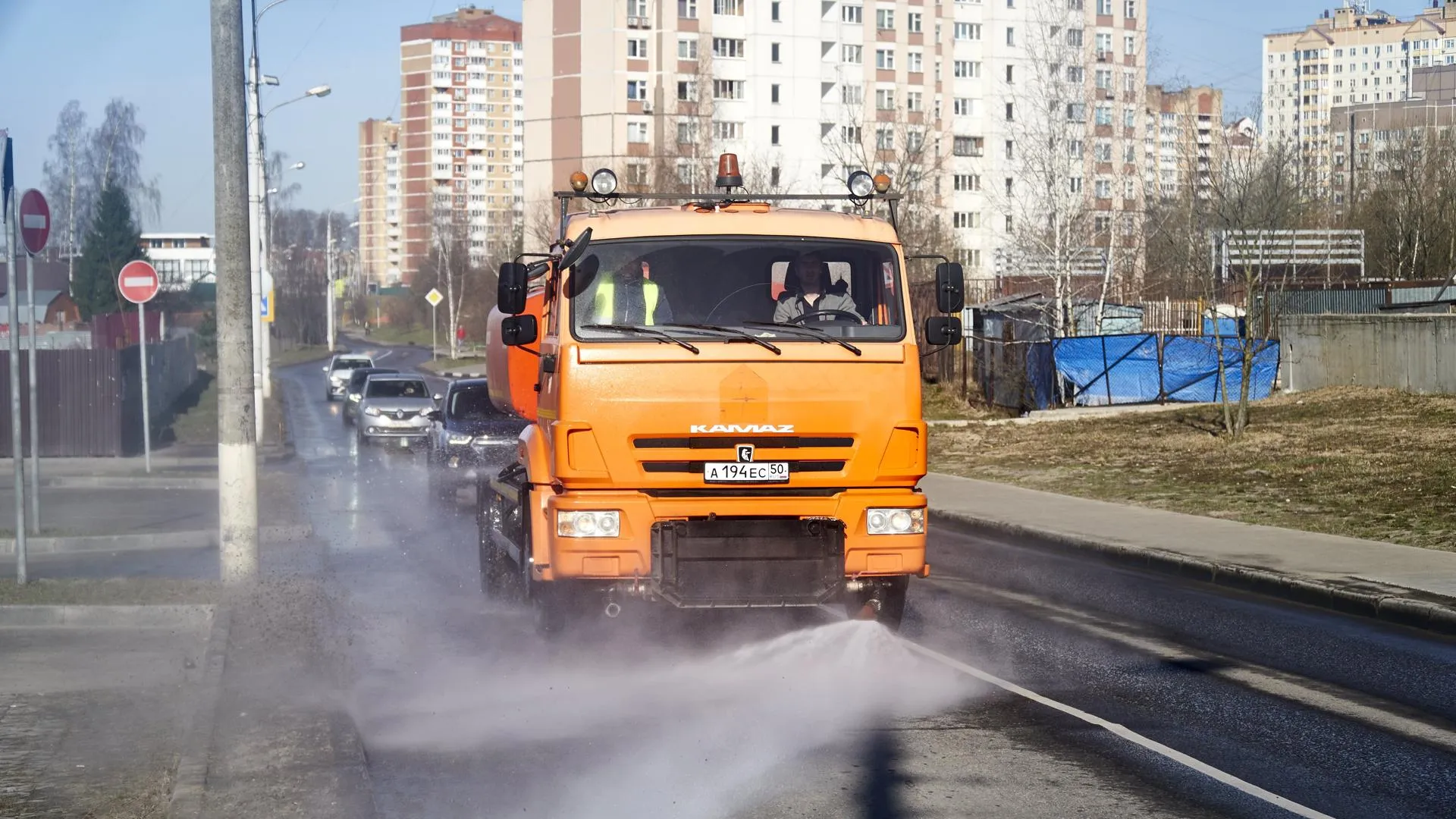 Более 150 рабочих задействовали в весенней уборке дорог в Красногорске