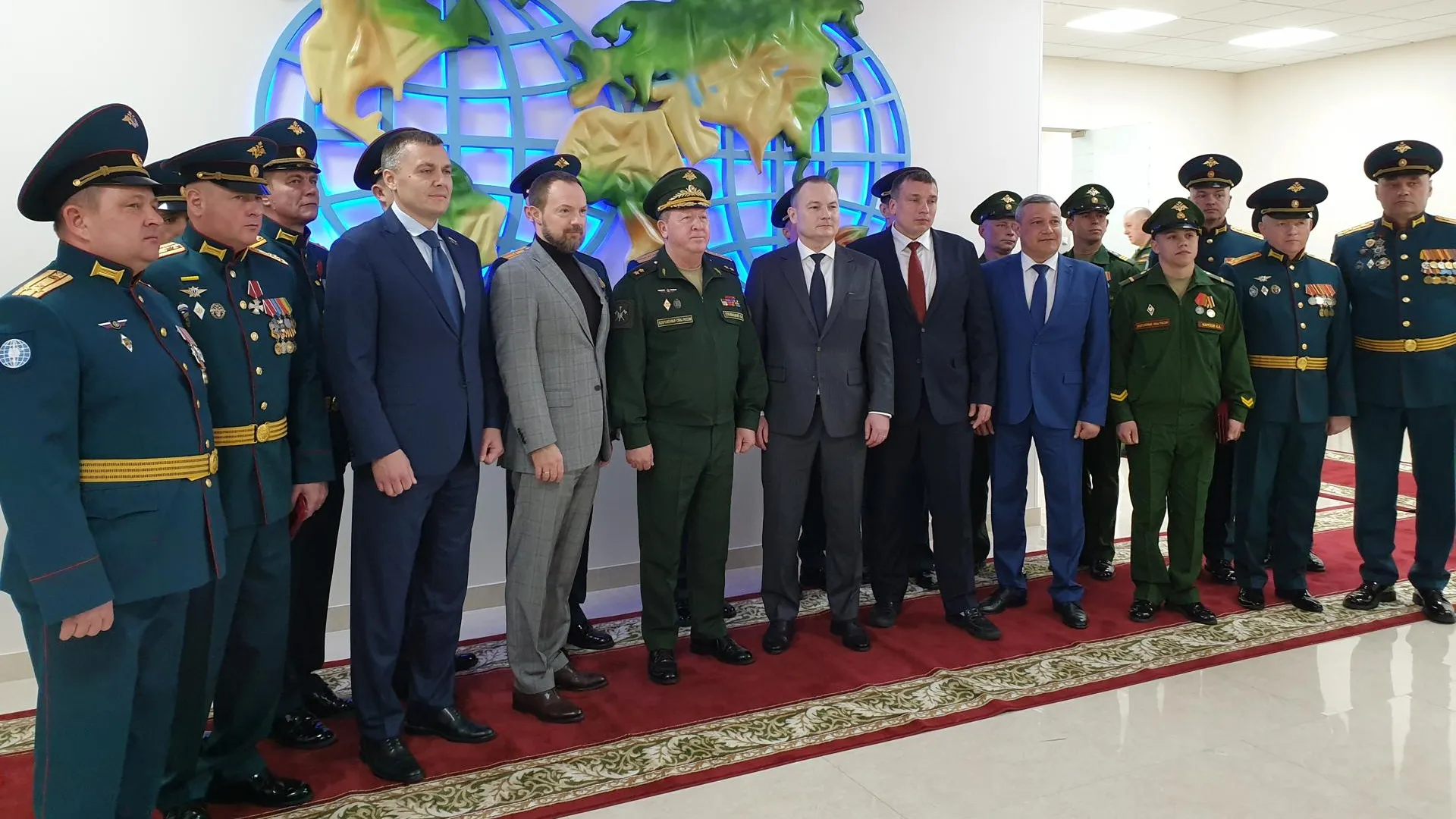 11 военных наградили орденами и медалями в Красногорске