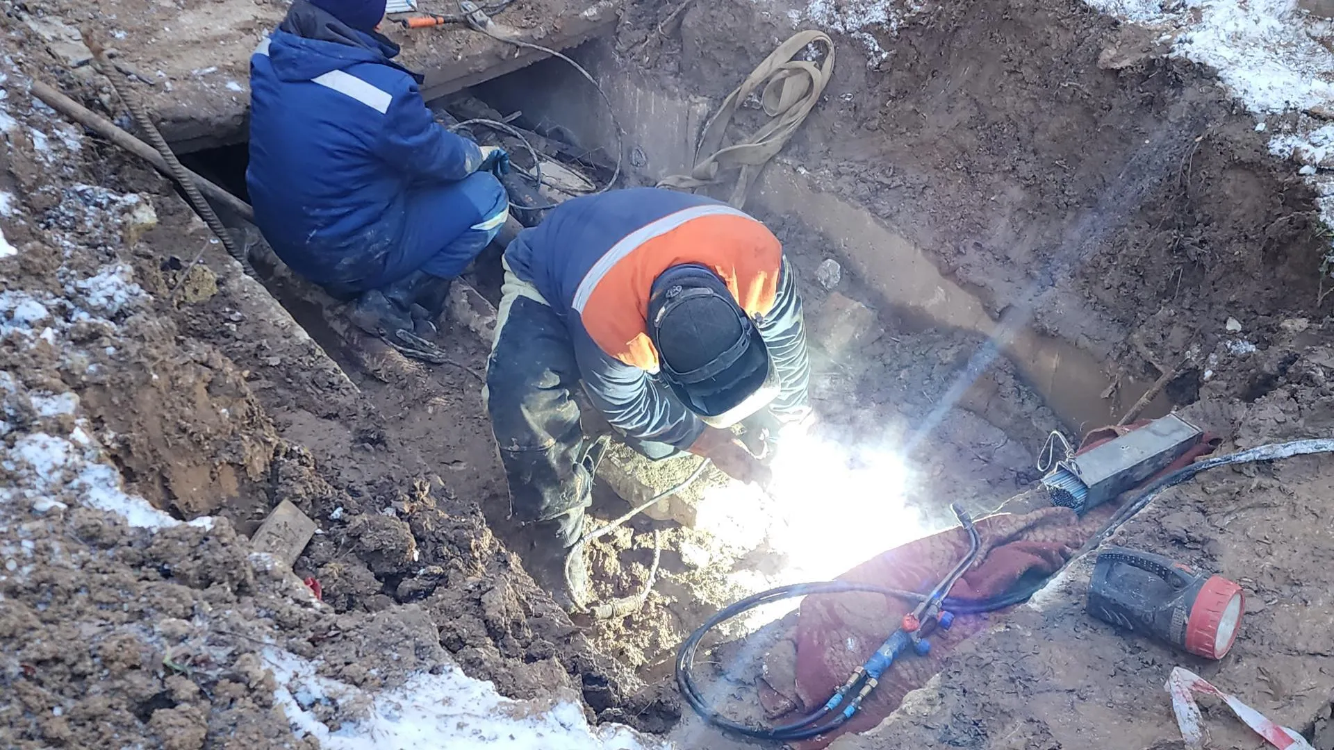 Аварию на теплосетях в микрорайоне Высотный Подольска устранят до конца дня