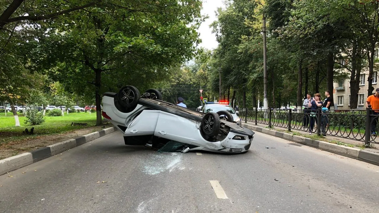 Автомобиль Ford перевернулся на крышу в результате ДТП в Подольске