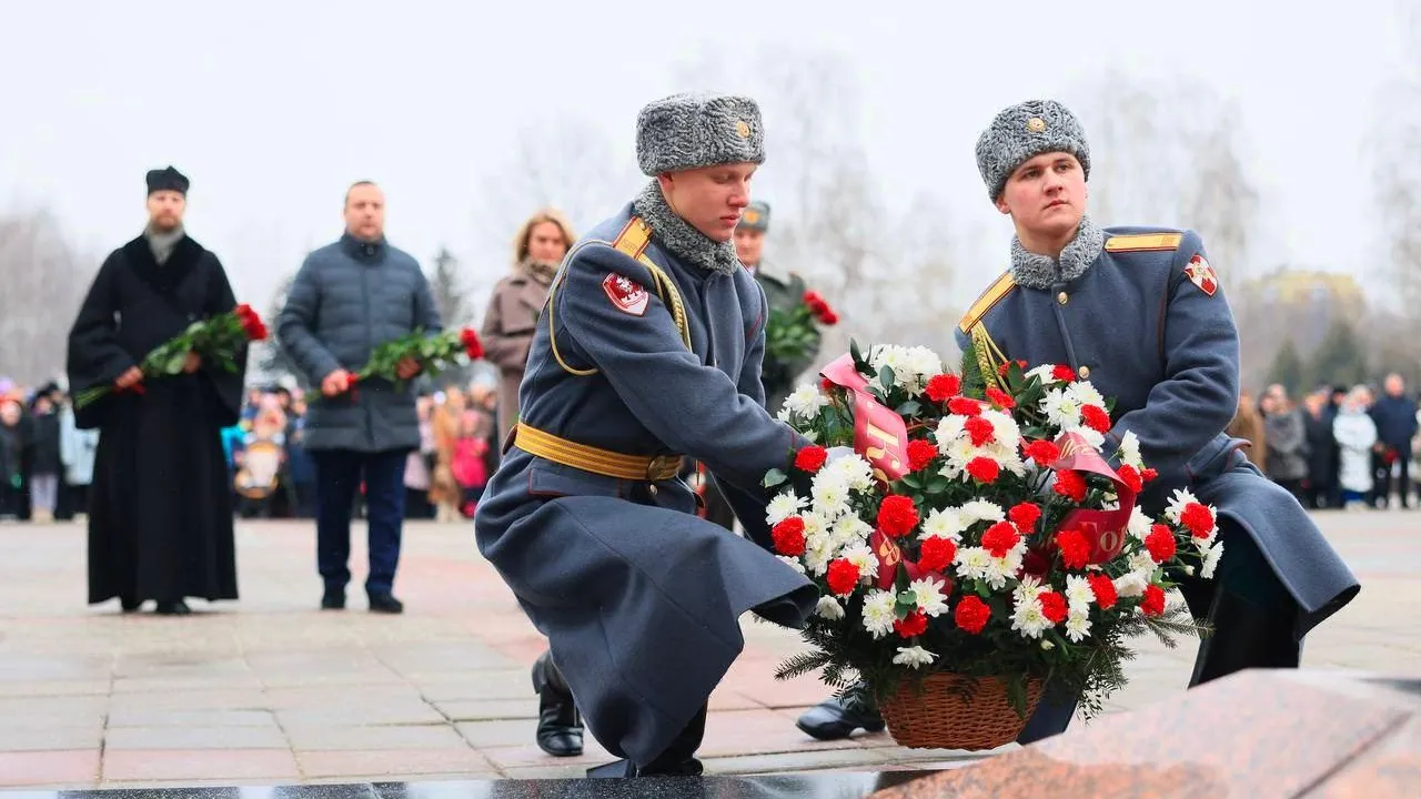 Глава Королева возложил цветы к Вечному огню на Мемориале Славы