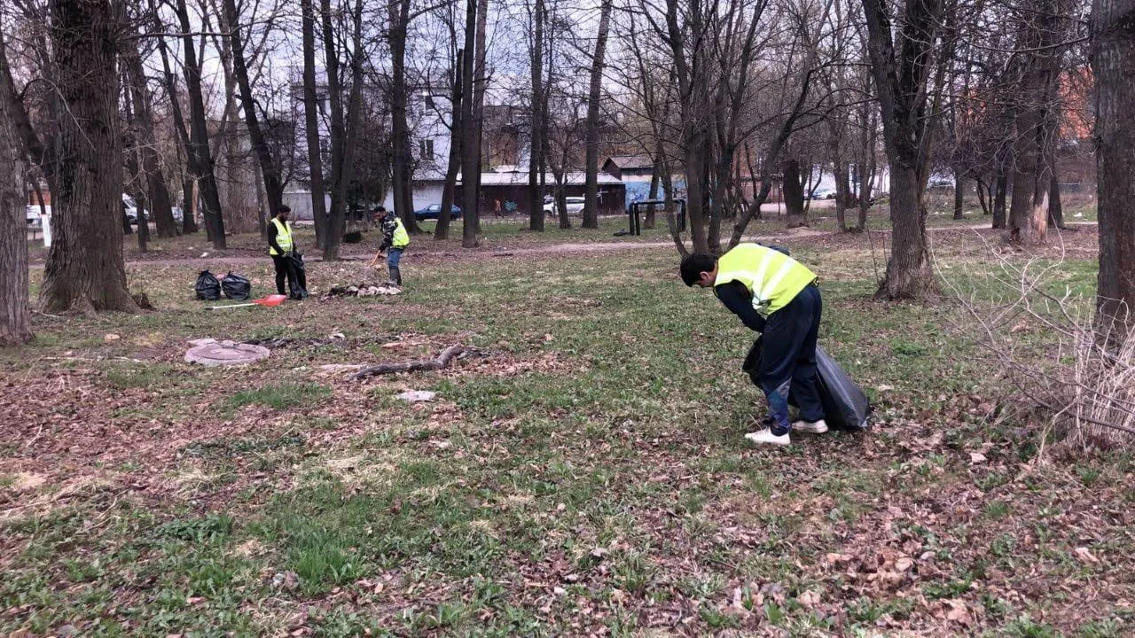 Уборку прилегающих территорий торгового центра провели в Подольске