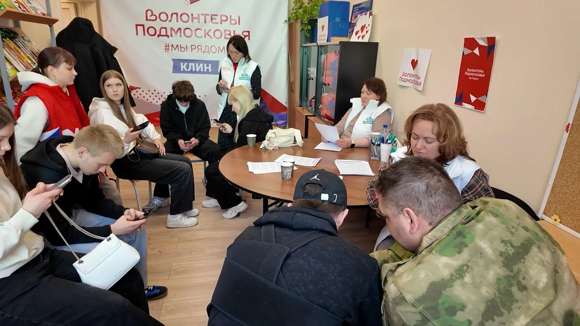 Волонтеры в Клину помогают жителям проголосовать за благоустройство
