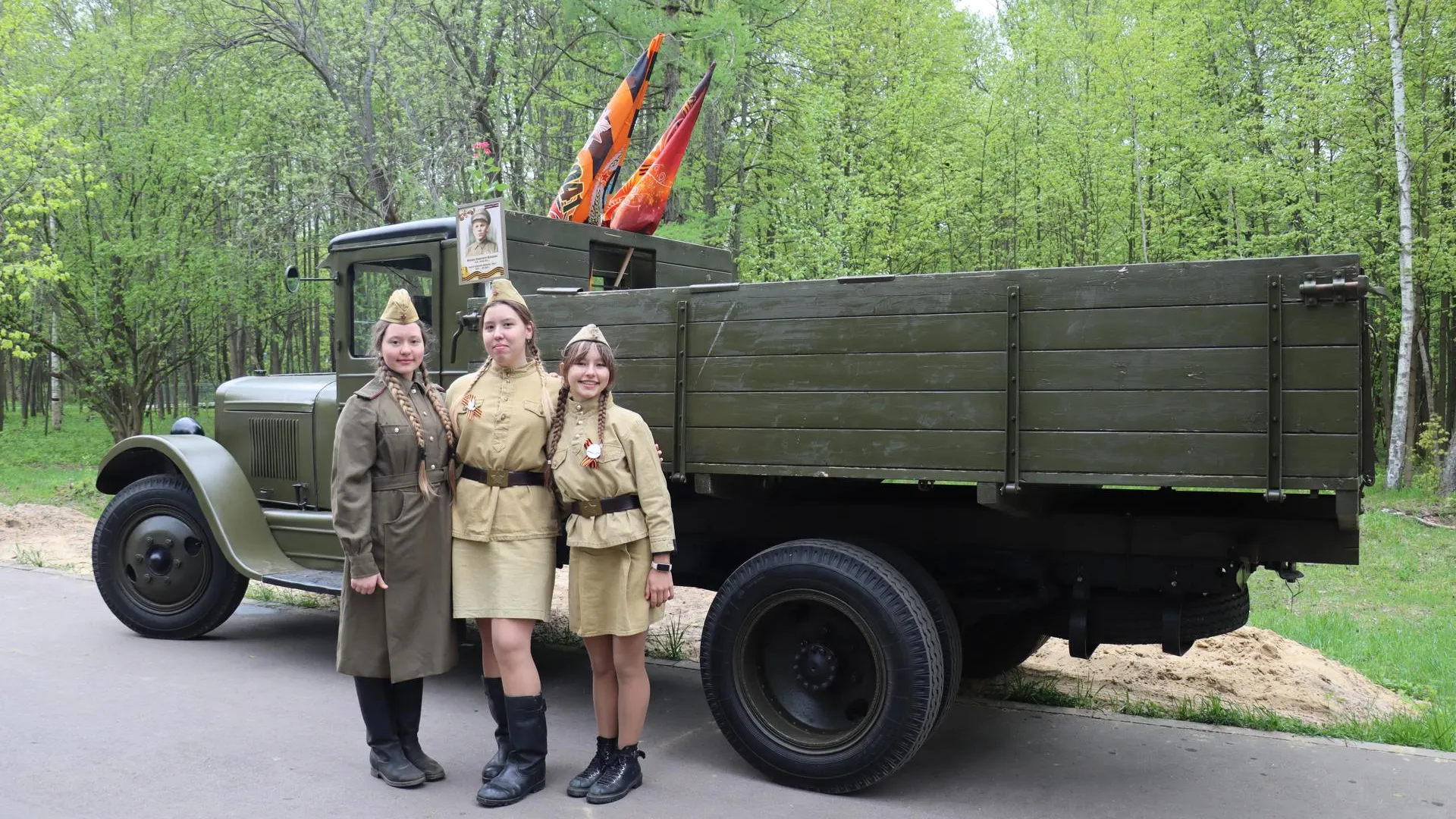 Военно-историческую технику показали в парке Островского