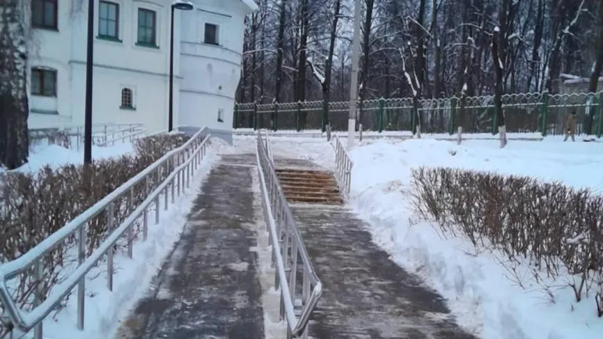 Лестницу возле Борисоглебского монастыря опетративно очистили в Дмитрове