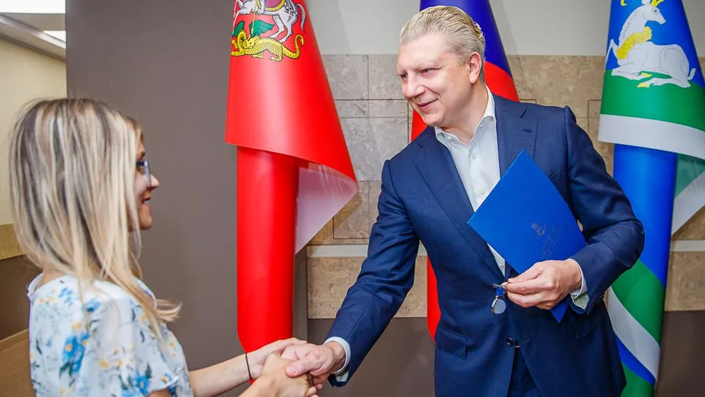 Глава Одинцовского округа вручил ключи от квартир 3 детям‑сиротам