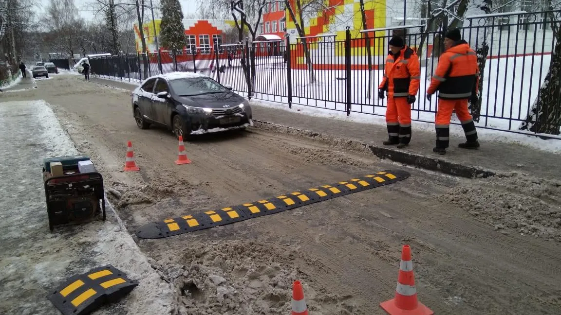 «Лежачие полицейские» установили возле школы №5 в микрорайоне Балашихи