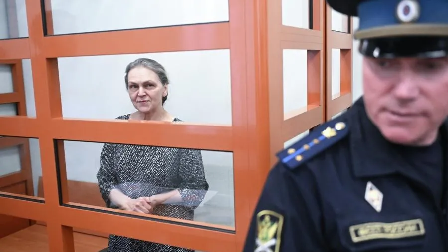 Журналистке Кеворковой* назначили штраф и освободили в зале суда