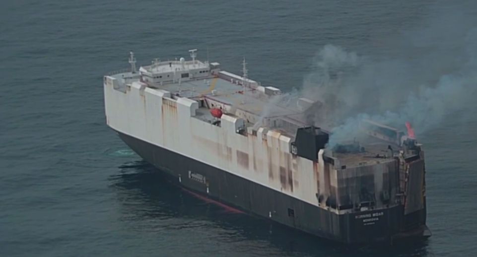 Горящий сухогруз с электрокарами неделю дрейфует у берегов Аляски