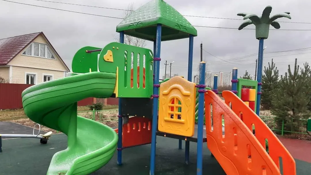 Новую детскую площадку установили в деревне Лемешово Подольска