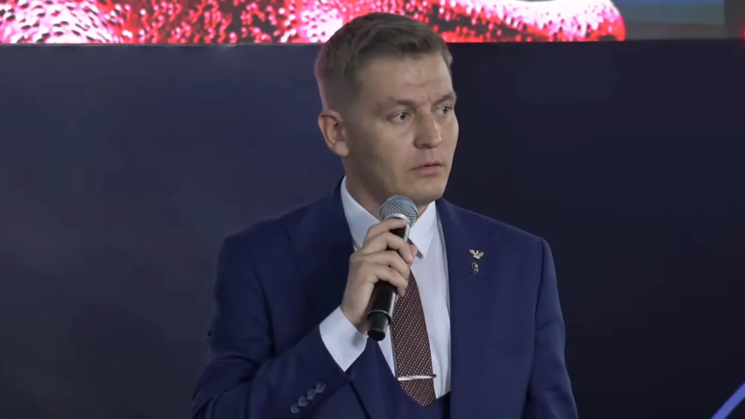 Замдиректора школы Подольска провел мастер‑класс о том, как разговаривать с детьми о СВО