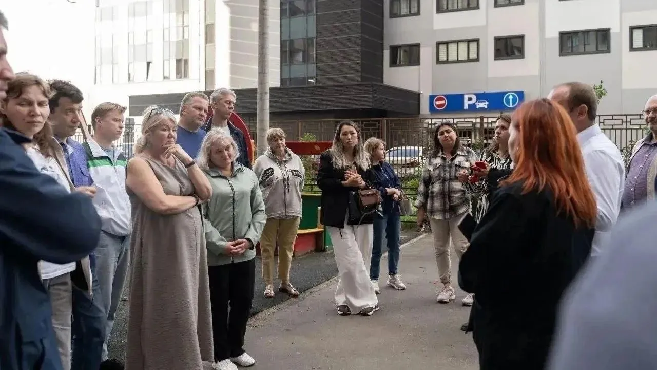 В Жуковском идут работы по установке новых стекол в доме, пострадавшем от атаки БПЛА