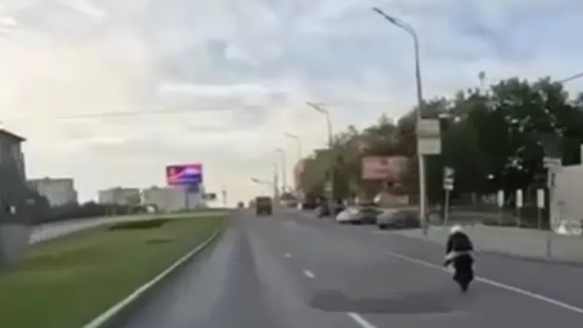 В Москве заметили гонщика на моноколесе. Он разогнался до 100 км/ч