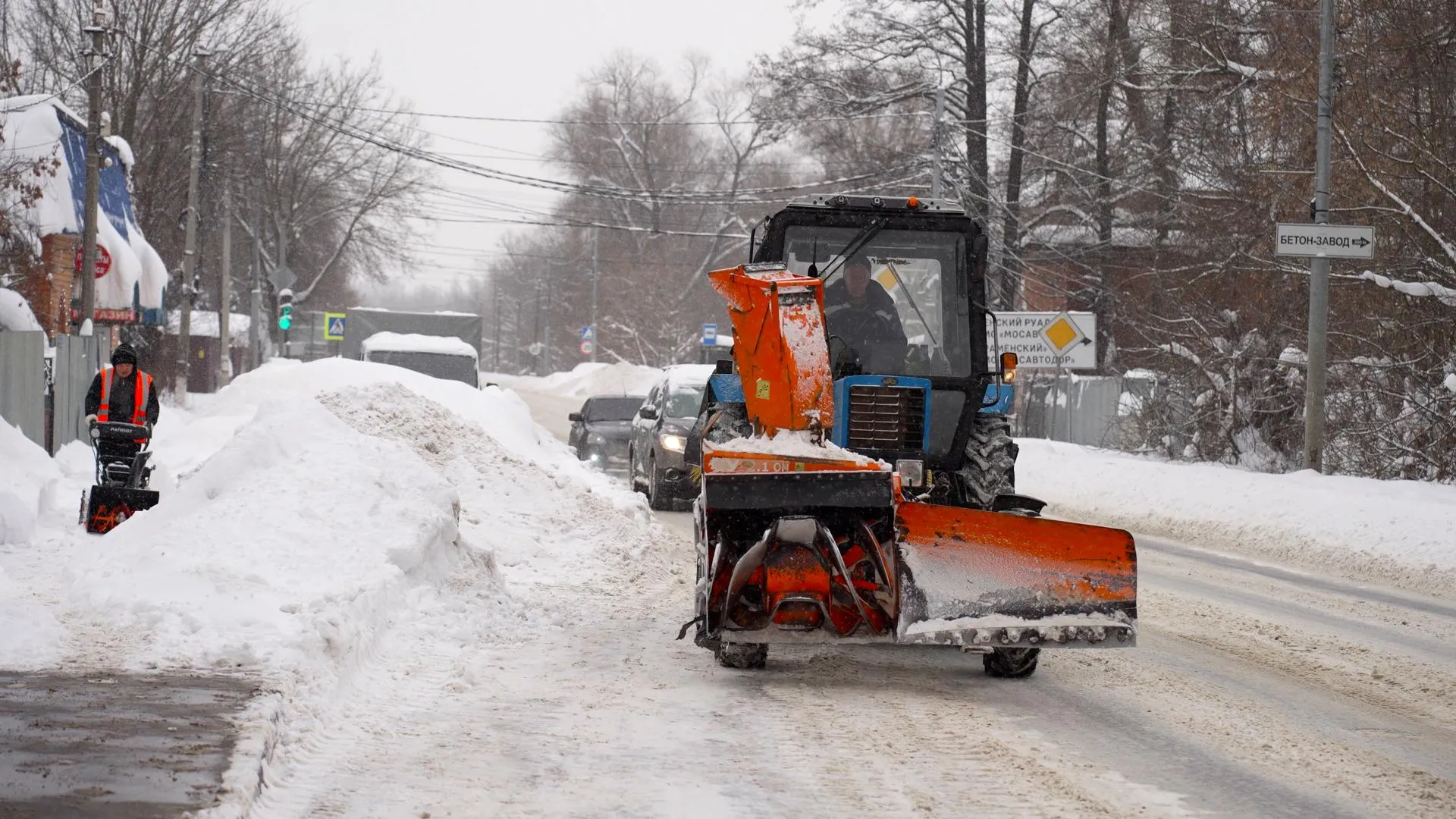 Дорожные службы убирают снег на трассах Раменского округа
