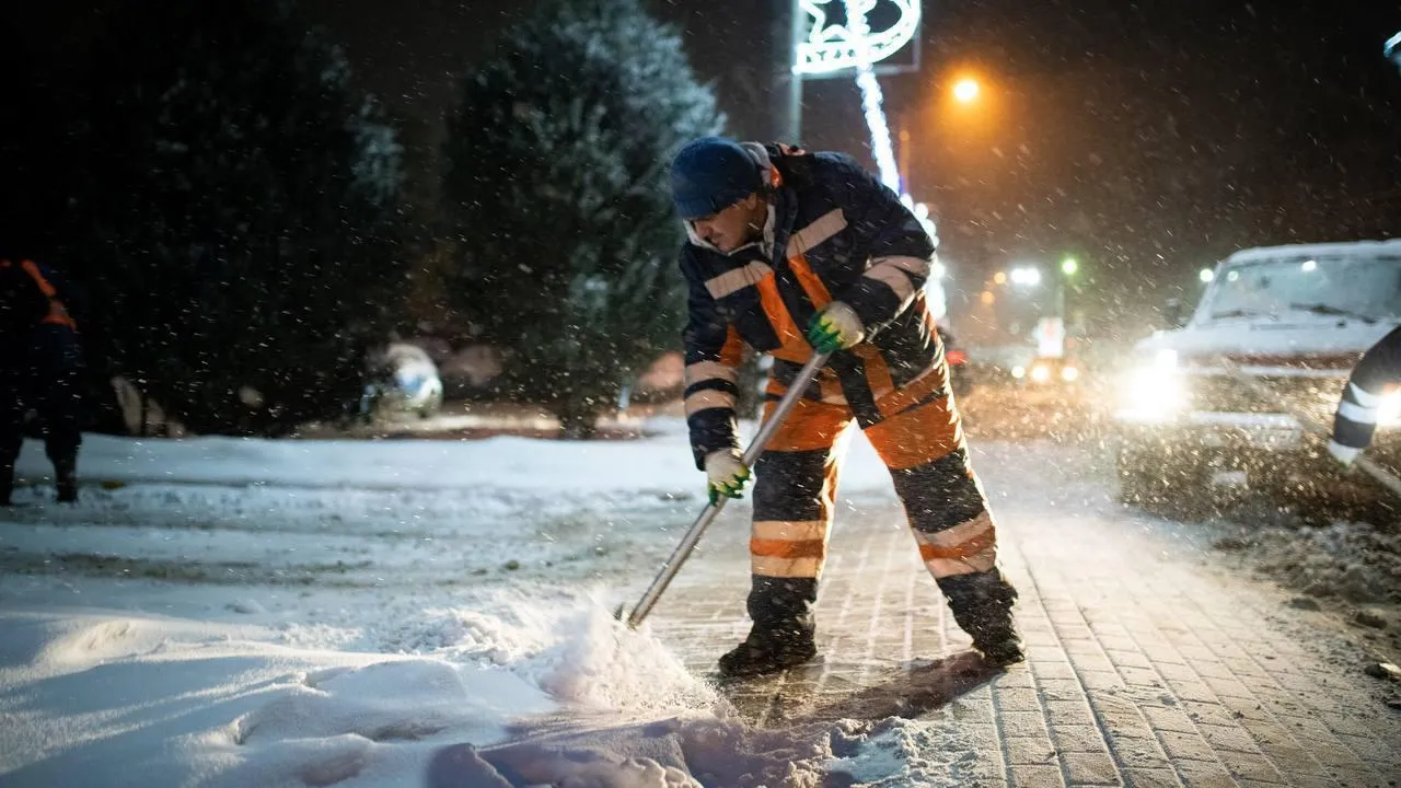 Дорожные службы Подмосковья переведены на усиленный режим работы из‑за снегопада