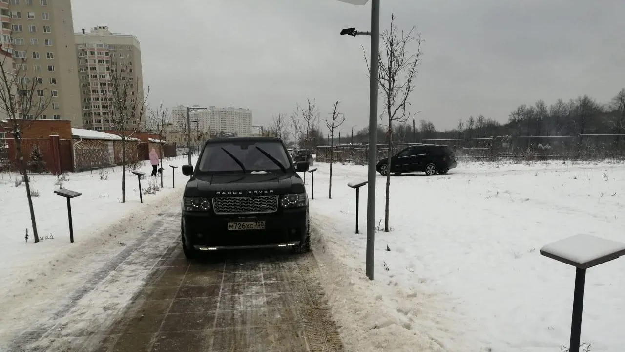 Автолюбителя, катавшегося по аллее Славы в Подольске, привлекут к ответственности