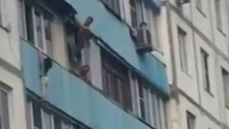 В Подмосковье мужчина спас висевшую на балконе девочку