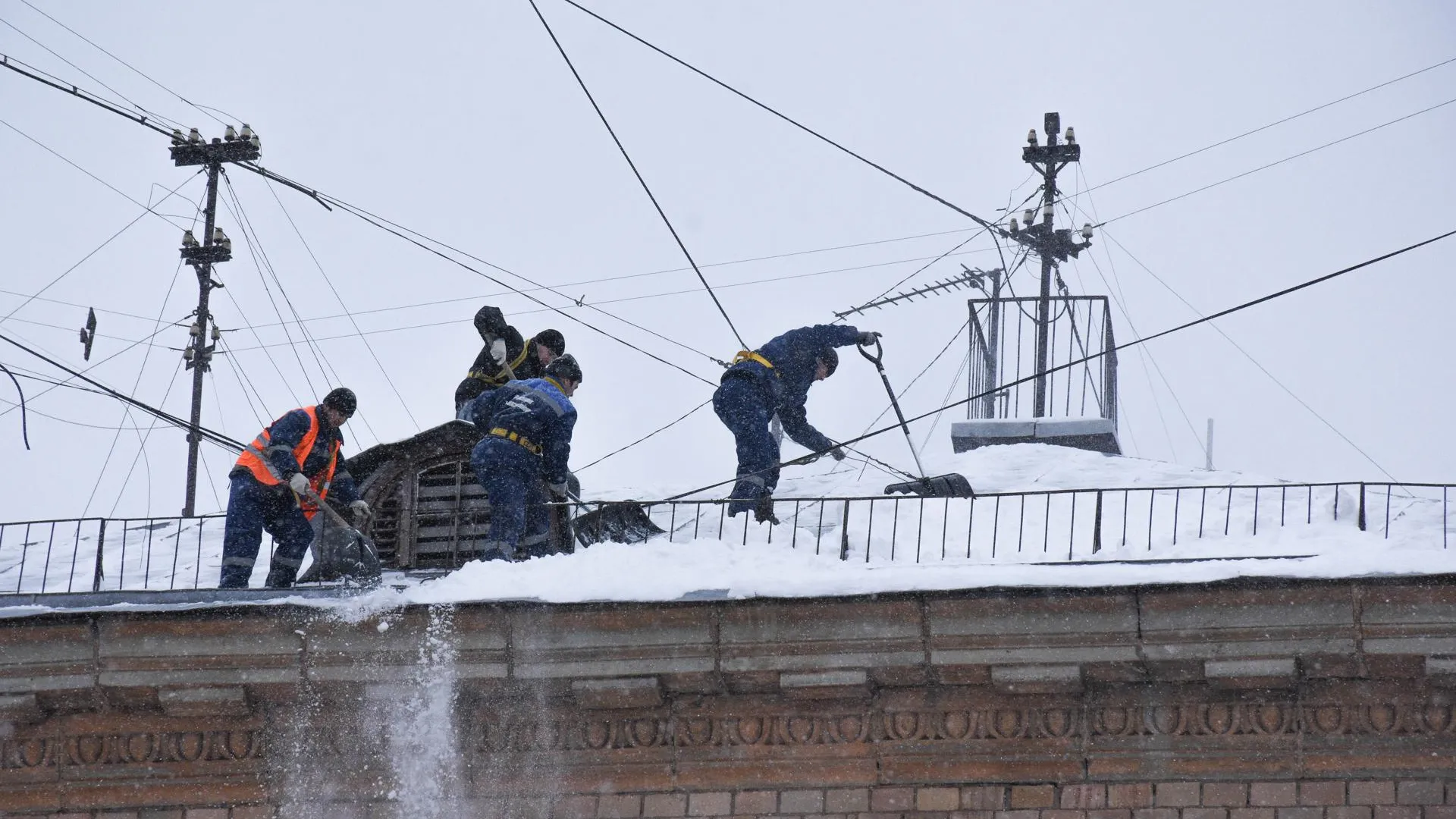 Воробьев поблагодарил коммунальщиков за сверхлимитную работу по уборке снега в Подмосковье