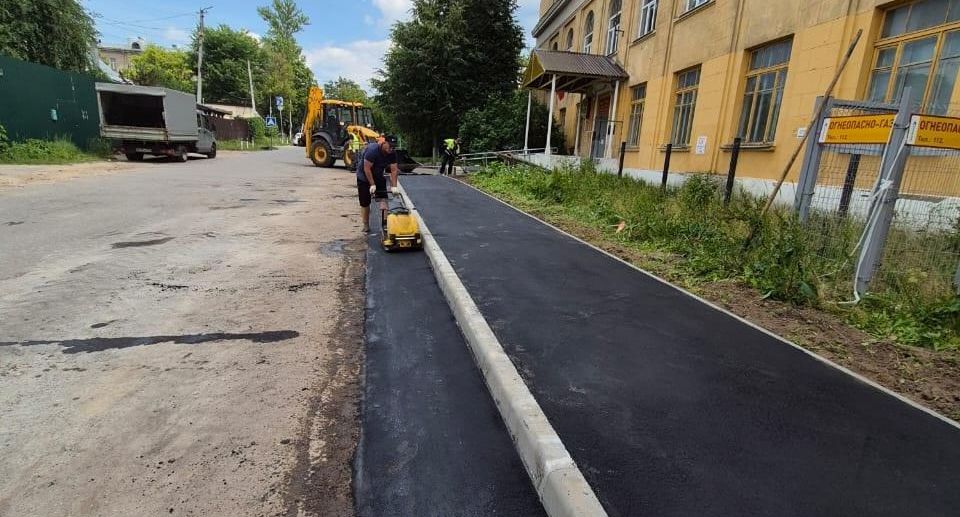 В поселке Люберец завершают работы по благоустройству пешеходной зоны