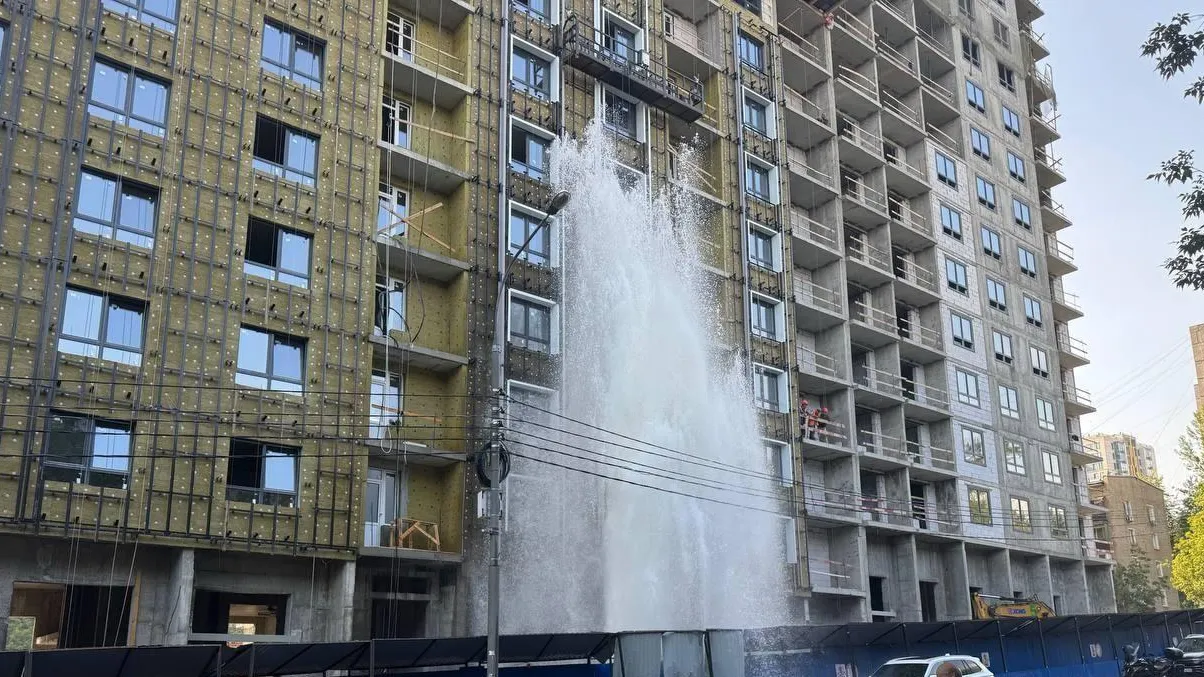 Фонтан в несколько этажей: трубу прорвало на западе Москвы