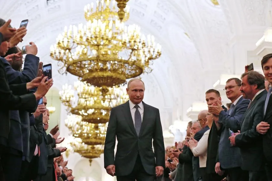 Избранный президент РФ Владимир Путин во время церемонии инаугурации в Кремле