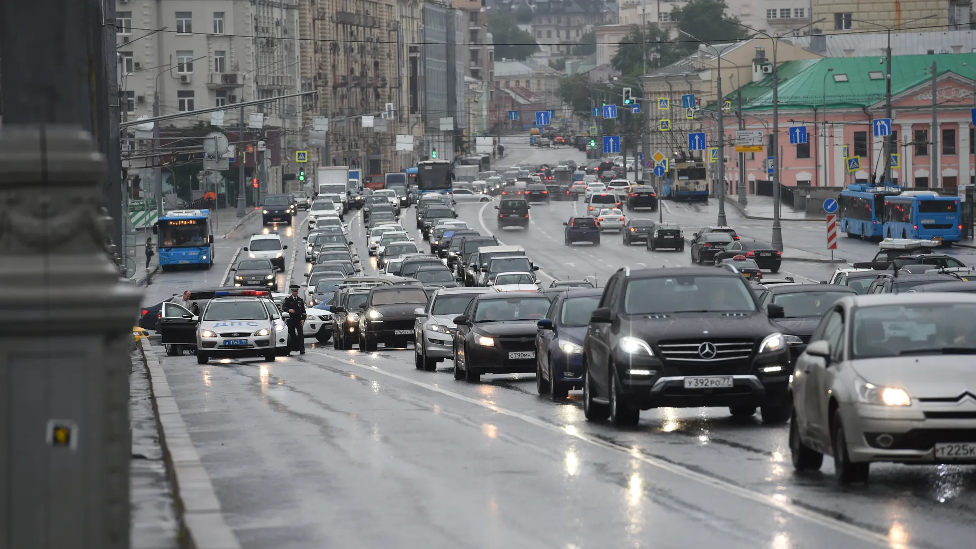 Москвичей предупредили об опасности на дороге из-за дождя