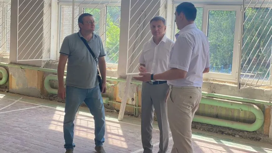 Депутат Мособлдумы оценил ремонтные работы спортзала школы в Котельниках