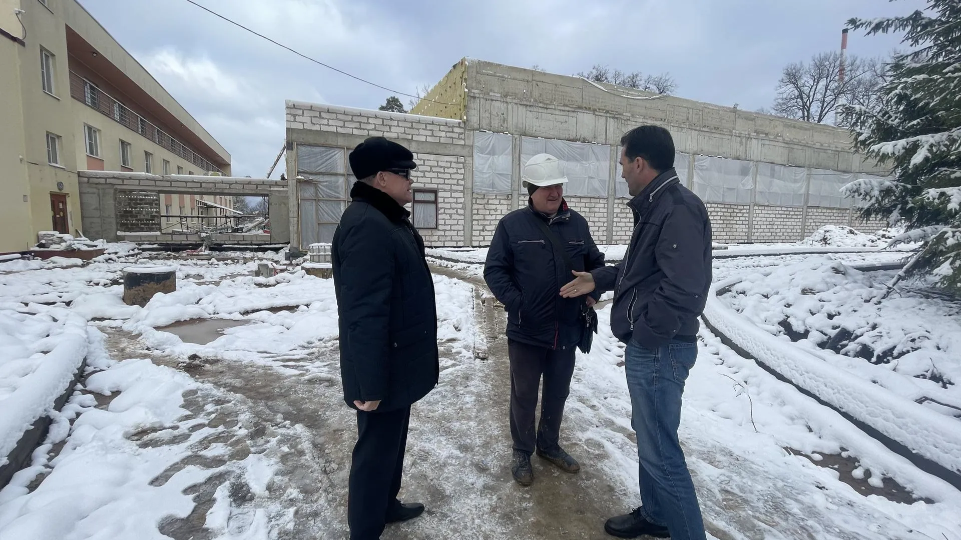Депутат Вщивцев ознакомился с процессом строительства бассейна в центре «Ясенки»
