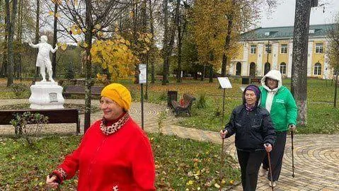 В парках Талдомского округа продолжаются занятия по скандинавской ходьбе