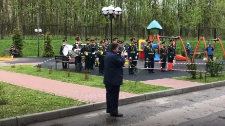 Военный оркестр исполнил для участников ВОВ Подольска попурри военных песен во дворе дома