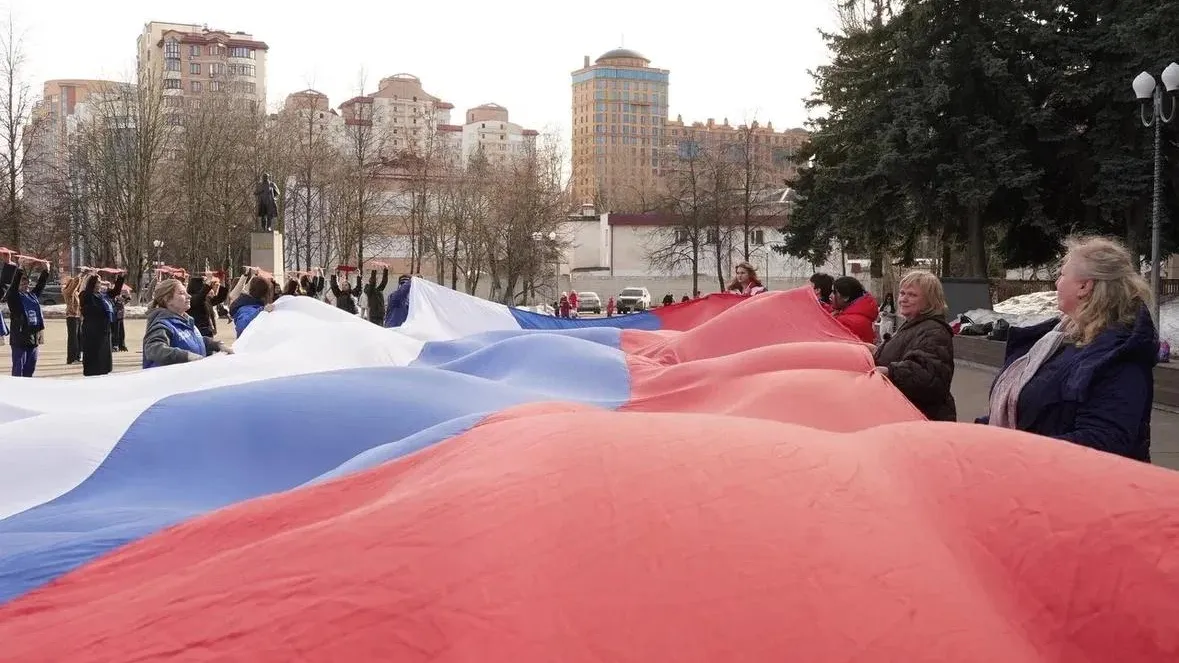 В Реутове более 100 человек вышли на флешмоб ко Дню воссоединения Крыма