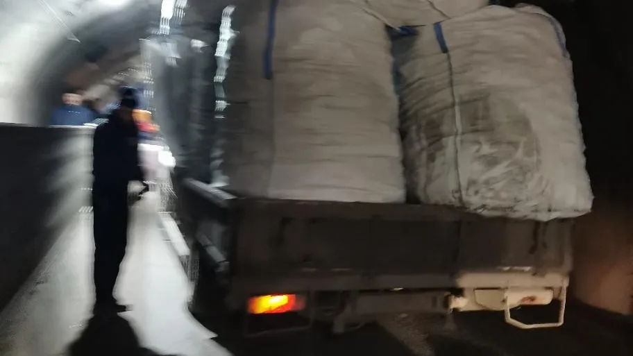Грузовик застрял в тоннеле в Люберцах