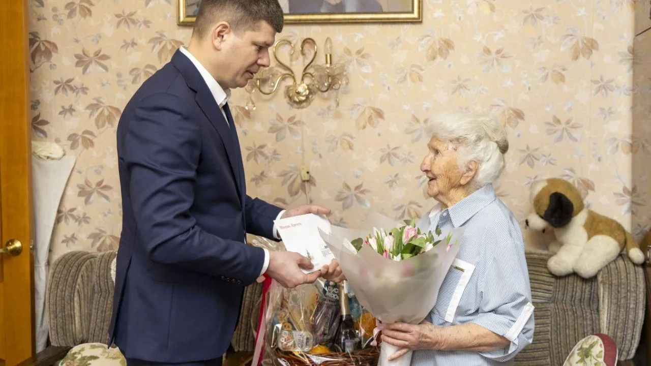 В Электростали 6 марта поздравили труженицу тыла с 94-летием