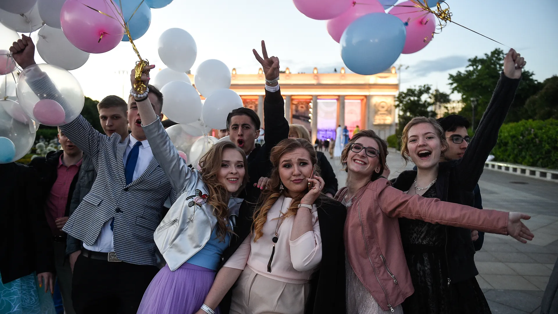 Москвичи перечислили основные расходы при подготовке детей к выпускному
