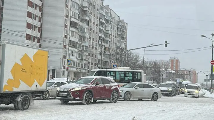Жители Королева пожаловались на огромные пробки, образовавшиеся из‑за снегопада