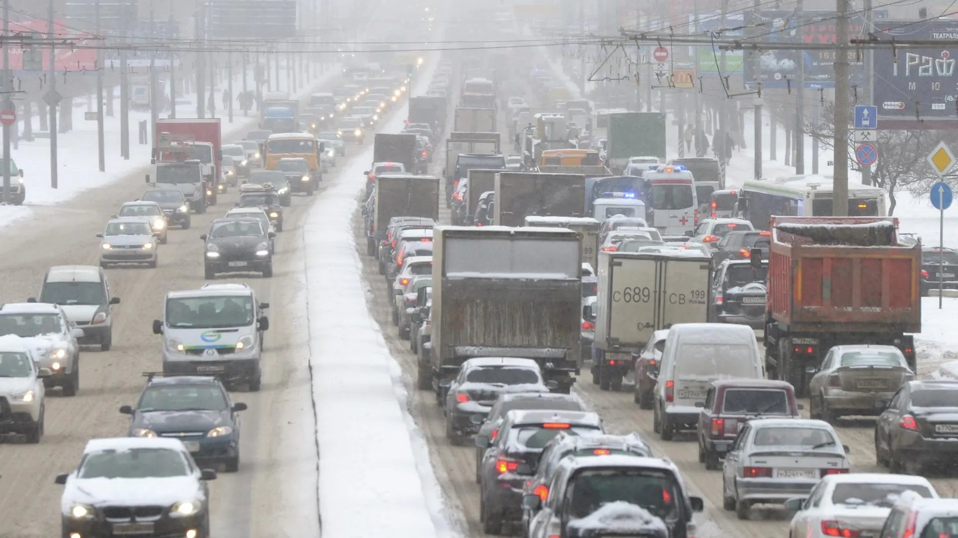 Московские дороги встали в 8‑балльных пробках