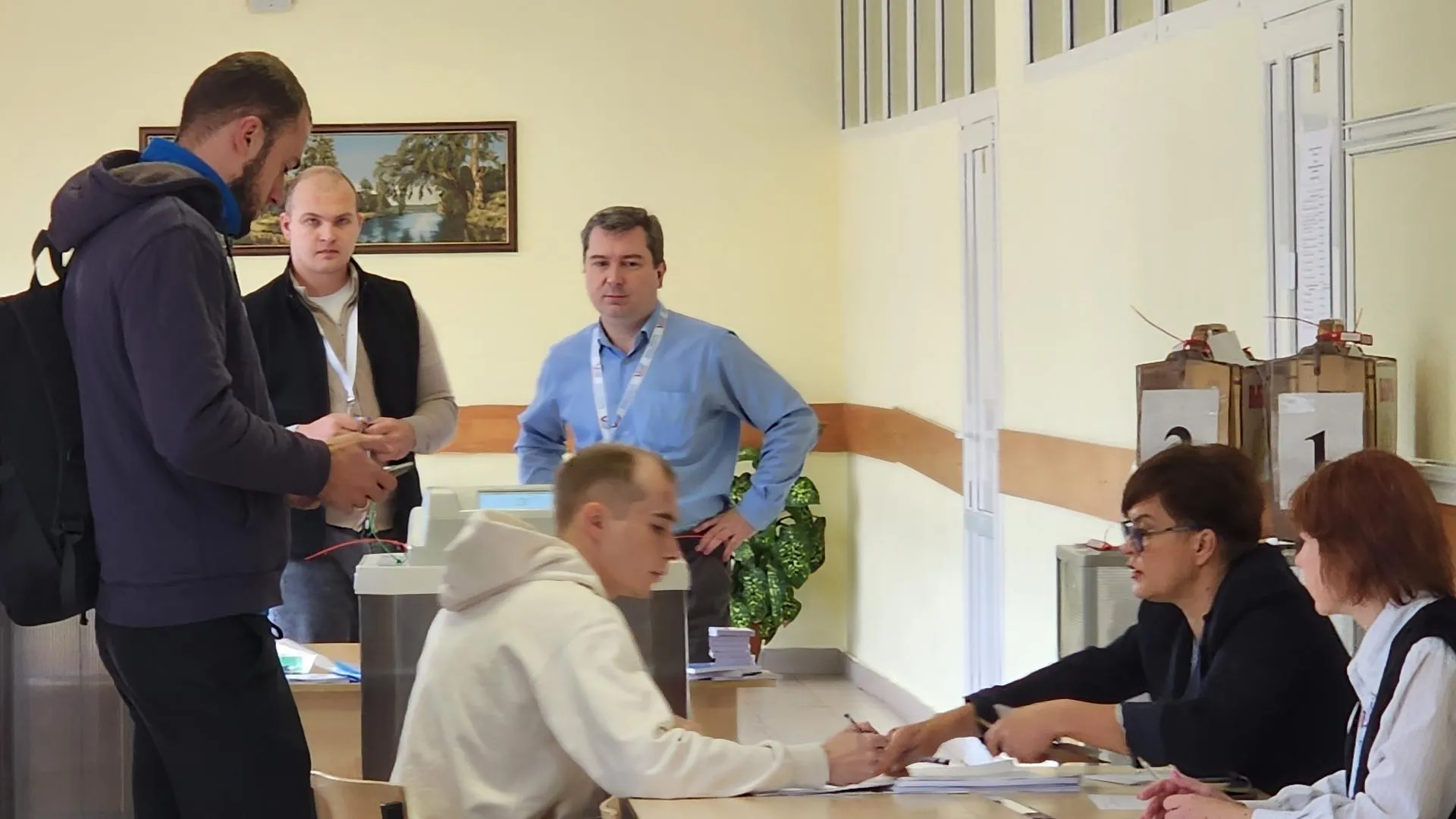 Житель Мытищ Юрий Семенов посетил избирательный участок