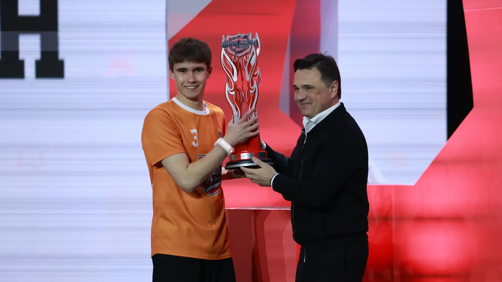 Воробьев вручил кубок Школьной лиги чемпионам этого сезона — команде Одинцовского округа