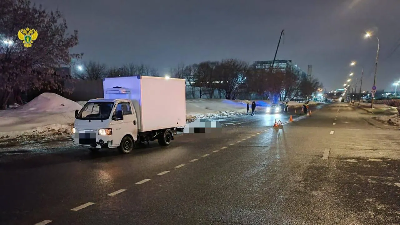 Авто насмерть сбило мужчину, сидевшего на проезжей части на юго‑востоке Москвы