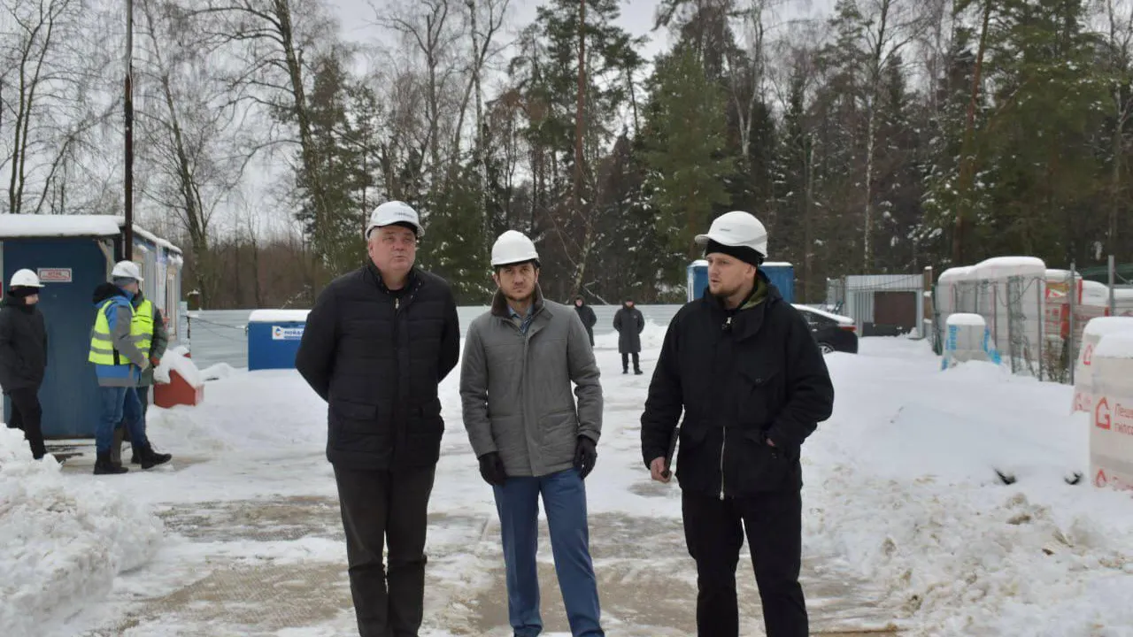 Депутат Мособлдумы Ефимов проверил ход строительства детсада в Балашихе