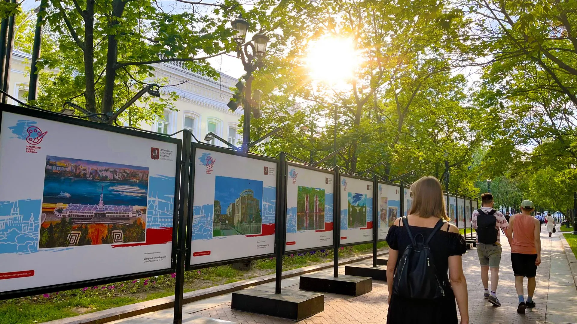Более 200 работ юных художников представят на трех уличных выставках в Москве