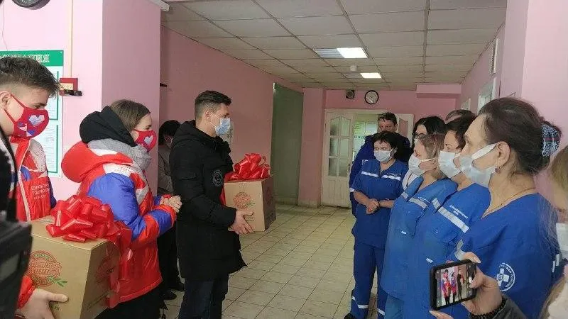 Волонтеры Подольска передали сертификаты компании «Чистая линия» медработникам округа