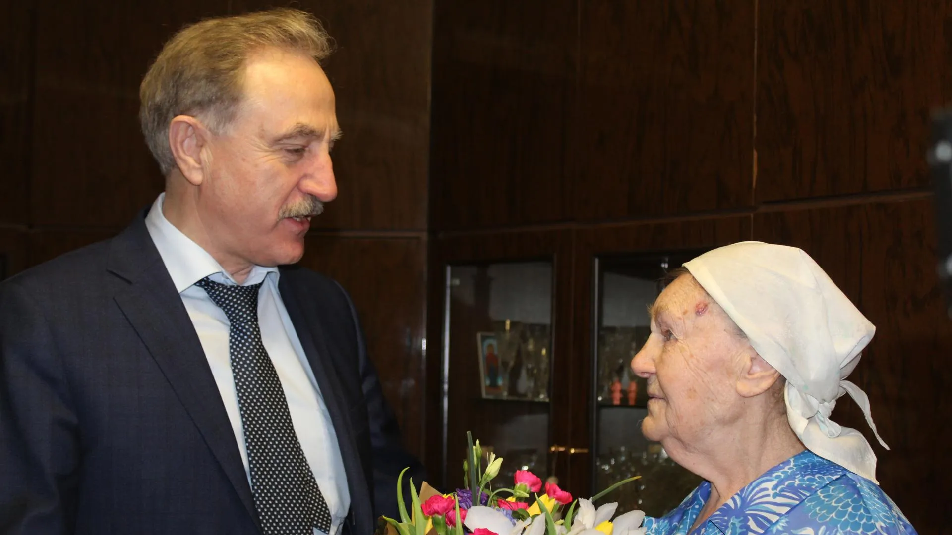 Глава Люберец поздравил местную жительницу с 90‑летним юбилеем