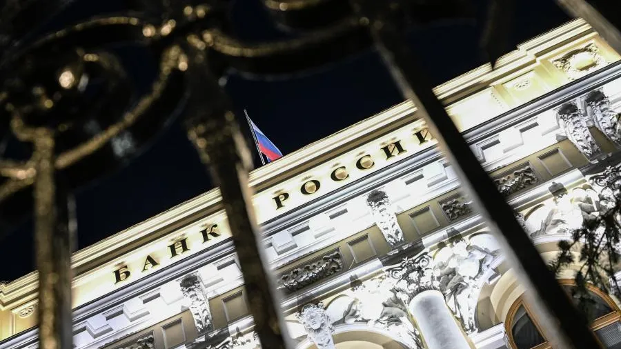 Ключевая ставка ЦБ осталась на уровне 21%: что будет с экономикой и россиянами