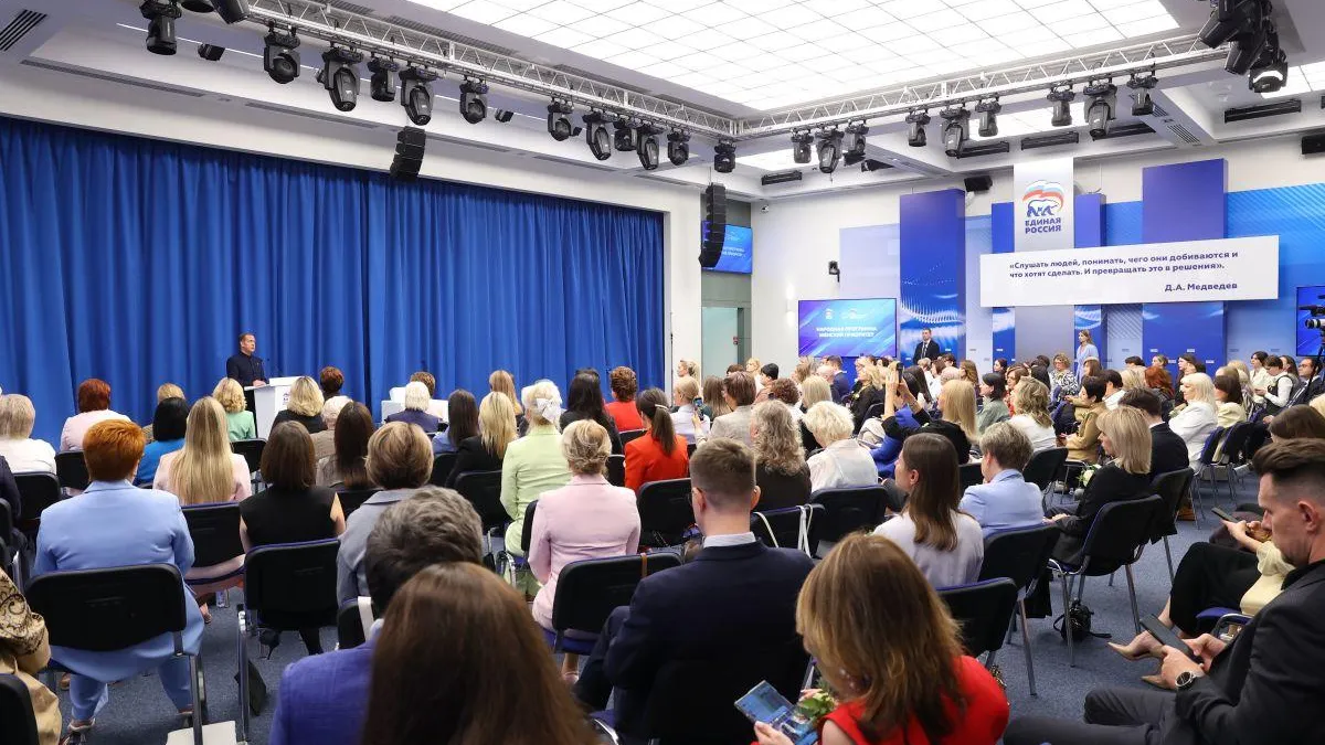 Медведев: женщины вносят важнейший вклад в достижение целей на фронте и в тылу