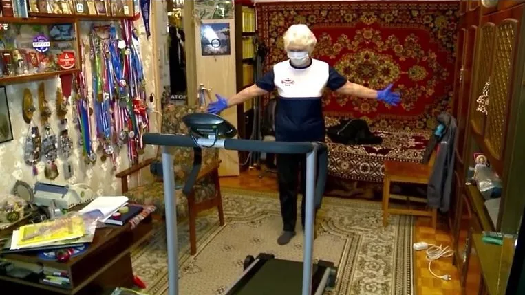 Сотрудники УК Реутова подарили беговую дорожку 75‑летней спортсменке на самоизоляции